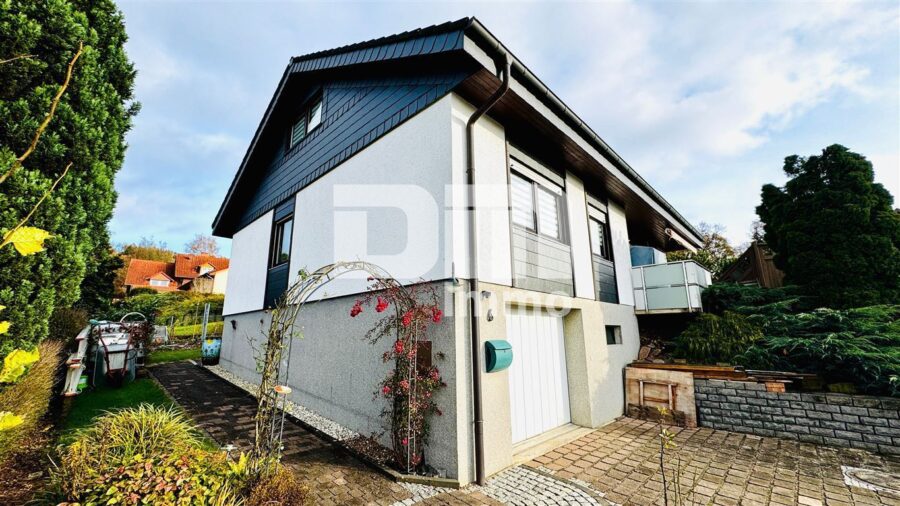 Schönes gepflegtes Einfamilienhaus mit großem Grundstück, Terrasse, Panoramablick und vielen Extras - Front / Seitenansicht